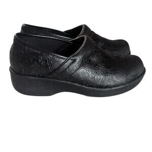 Safe step black faux leather paisley embossed clogs sz 7 comfort support